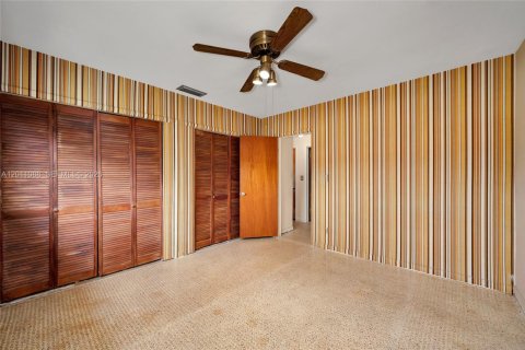 House in Miami, Florida 3 bedrooms, 155.05 sq.m. № 2076316 - photo 23