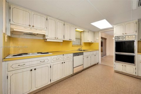 House in Miami, Florida 3 bedrooms, 155.05 sq.m. № 2076316 - photo 12