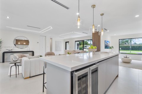 House in Miami, Florida 4 bedrooms, 167.69 sq.m. № 1946644 - photo 15