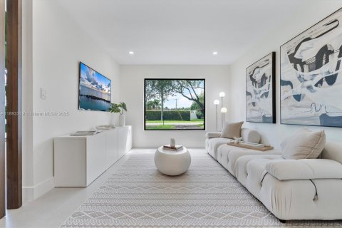 House in Miami, Florida 4 bedrooms, 167.69 sq.m. № 1946644 - photo 17