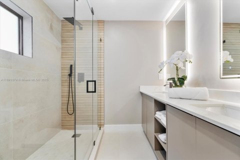 House in Miami, Florida 4 bedrooms, 167.69 sq.m. № 1946644 - photo 26
