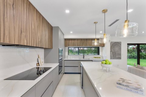 House in Miami, Florida 4 bedrooms, 167.69 sq.m. № 1946644 - photo 12