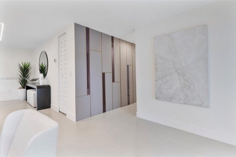 House in Miami, Florida 4 bedrooms, 167.69 sq.m. № 1946644 - photo 20