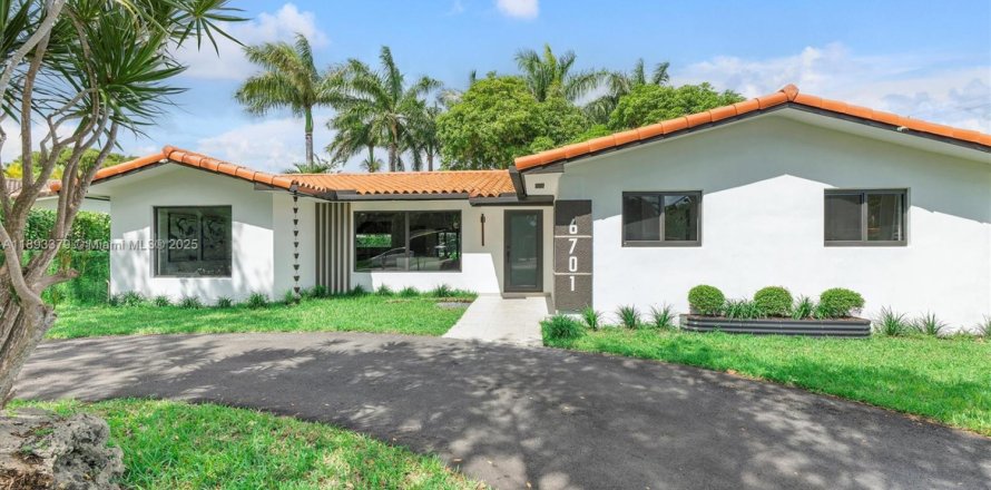 House in Miami, Florida 4 bedrooms, 167.69 sq.m. № 1946644