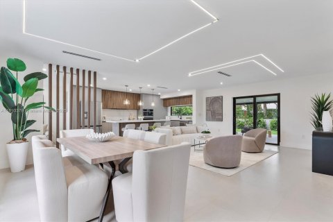 House in Miami, Florida 4 bedrooms, 167.69 sq.m. № 1946644 - photo 2