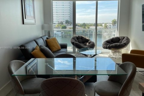 Condominio en alquiler en North Bay Village, Florida, 2 dormitorios, 76.92 m2 № 2010749 - foto 11