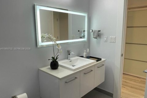 Condominio en alquiler en North Bay Village, Florida, 2 dormitorios, 76.92 m2 № 2010749 - foto 12