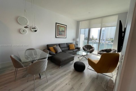 Condominio en alquiler en North Bay Village, Florida, 2 dormitorios, 76.92 m2 № 2010749 - foto 2