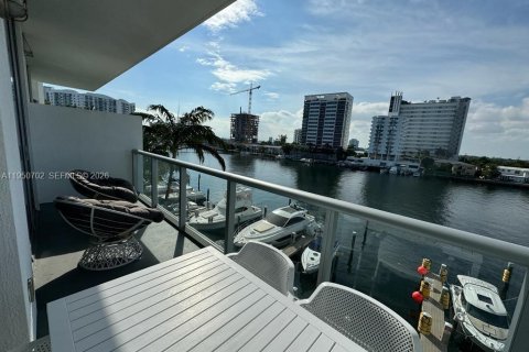 Condominio en alquiler en North Bay Village, Florida, 2 dormitorios, 76.92 m2 № 2010749 - foto 7