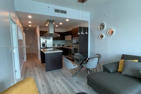 Condominio en alquiler en North Bay Village, Florida, 2 dormitorios, 76.92 m2 № 2010749 - foto 4