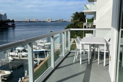 Condominio en alquiler en North Bay Village, Florida, 2 dormitorios, 76.92 m2 № 2010749 - foto 9