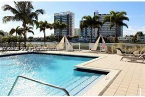 Condominio en alquiler en North Bay Village, Florida, 2 dormitorios, 76.92 m2 № 2010749 - foto 5