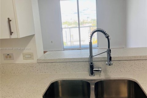 Снять в аренду квартиру в Майами, Флорида 2 спальни, 86.86м2, № 2034519 - фото 22