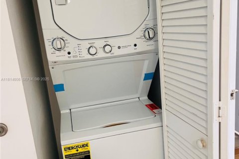 Снять в аренду квартиру в Майами, Флорида 2 спальни, 86.86м2, № 2034519 - фото 3