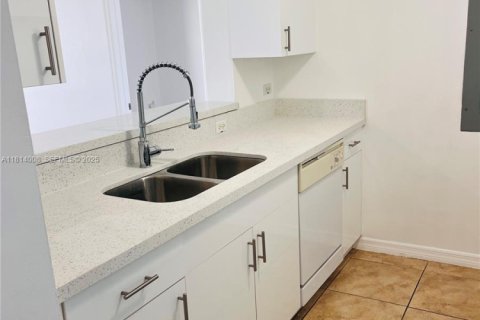 Снять в аренду квартиру в Майами, Флорида 2 спальни, 86.86м2, № 2034519 - фото 18