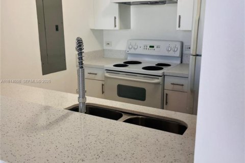 Снять в аренду квартиру в Майами, Флорида 2 спальни, 86.86м2, № 2034519 - фото 20