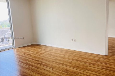 Снять в аренду квартиру в Майами, Флорида 2 спальни, 86.86м2, № 2034519 - фото 2