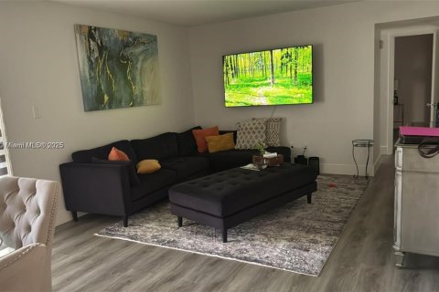 Condominio en alquiler en Margate, Florida, 1 dormitorio, 68.56 m2 № 1756467 - foto 1