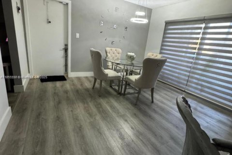 Condominio en alquiler en Margate, Florida, 1 dormitorio, 68.56 m2 № 1756467 - foto 4
