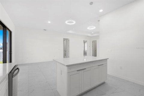 House in Cape Coral, Florida 4 bedrooms, 176.89 sq.m. № 1778535 - photo 10