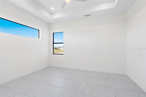 House in Cape Coral, Florida 4 bedrooms, 176.89 sq.m. № 1778535 - photo 12
