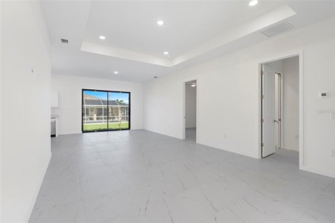 House in Cape Coral, Florida 4 bedrooms, 176.89 sq.m. № 1778535 - photo 4