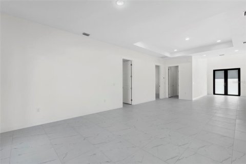 House in Cape Coral, Florida 4 bedrooms, 176.89 sq.m. № 1778535 - photo 7