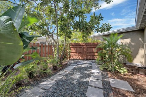 House in Sarasota, Florida 3 bedrooms, 104.61 sq.m. № 2239698 - photo 10