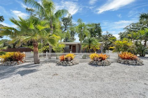 House in Sarasota, Florida 3 bedrooms, 104.61 sq.m. № 2239698 - photo 2