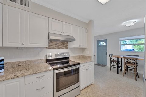 House in Sarasota, Florida 3 bedrooms, 104.61 sq.m. № 2239698 - photo 22