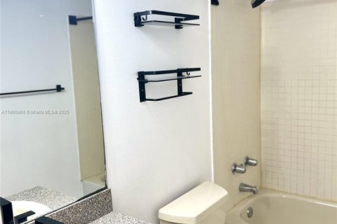 Condo in Hallandale Beach, Florida, 1 bedroom  № 1893146 - photo 11