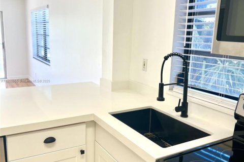 Condo in Hallandale Beach, Florida, 1 bedroom  № 1893146 - photo 6