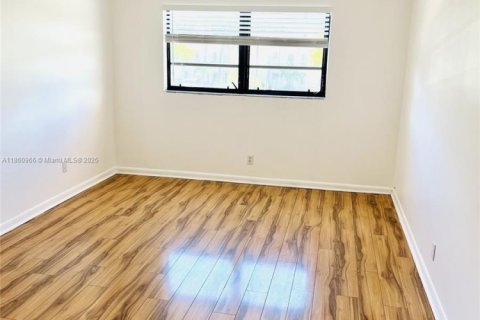 Condo in Hallandale Beach, Florida, 1 bedroom  № 1893146 - photo 10