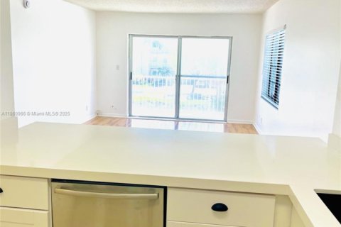 Condo in Hallandale Beach, Florida, 1 bedroom  № 1893146 - photo 13