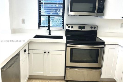Condo in Hallandale Beach, Florida, 1 bedroom  № 1893146 - photo 4