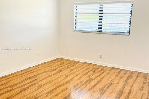 Condo in Hallandale Beach, Florida, 1 bedroom  № 1893146 - photo 3