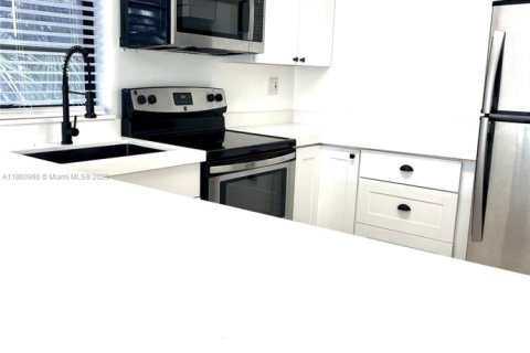Condo in Hallandale Beach, Florida, 1 bedroom  № 1893146 - photo 5
