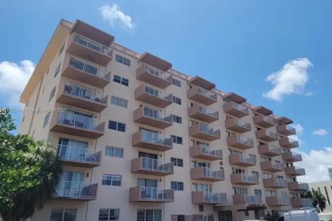 Condo in Hallandale Beach, Florida, 1 bedroom  № 1893146 - photo 1