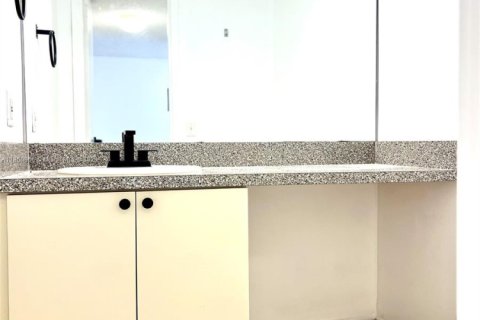 Condo in Hallandale Beach, Florida, 1 bedroom  № 1893146 - photo 8