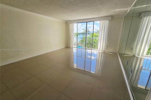 Condo in Miami Beach, Florida  № 1953679 - photo 9