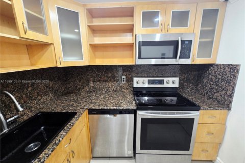 Condo in Miami Beach, Florida  № 1953679 - photo 12