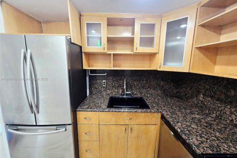 Condo in Miami Beach, Florida  № 1953679 - photo 13