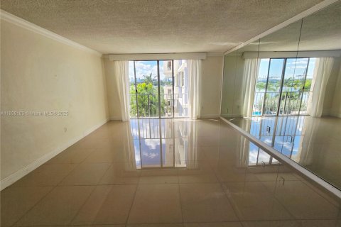 Condo in Miami Beach, Florida  № 1953679 - photo 8