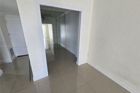 Condo in Miami Beach, Florida  № 1953679 - photo 10