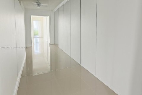 Condo in Miami Beach, Florida  № 1953679 - photo 11