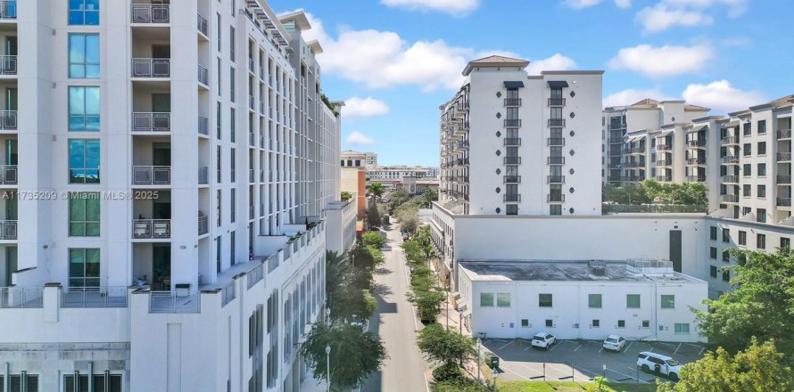 Commercial property in Coral Gables, Florida № 2077093