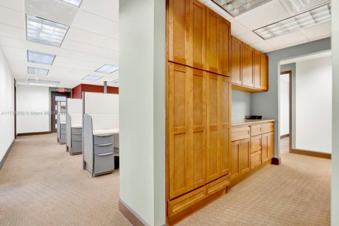 Commercial property in Coral Gables, Florida № 2077093 - photo 15