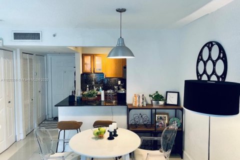 Condominio en venta en Miami, Florida, 1 dormitorio, 55.37 m2 № 1779178 - foto 1