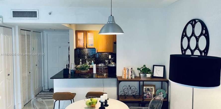 Condominio en Miami, Florida, 1 dormitorio  № 1779178