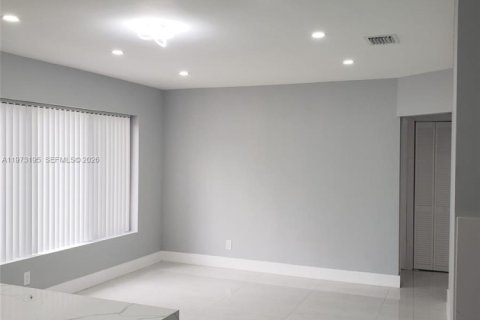 House in North Miami Beach, Florida 4 bedrooms, 110 sq.m. № 2033245 - photo 17
